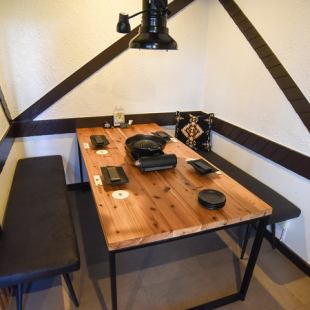 仲間とわいわい楽しめる6人掛けのテーブル席は、ゆとりあるレイアウトでグループ利用に最適。親しい友人同士の集まりや職場の食事会など、カジュアルながらも落ち着いた雰囲気でお食事いただけます。匂いがつきにくい環境づくりやアメニティも充実しており、おしゃれをしたまま気兼ねなく過ごせるのも魅力です。