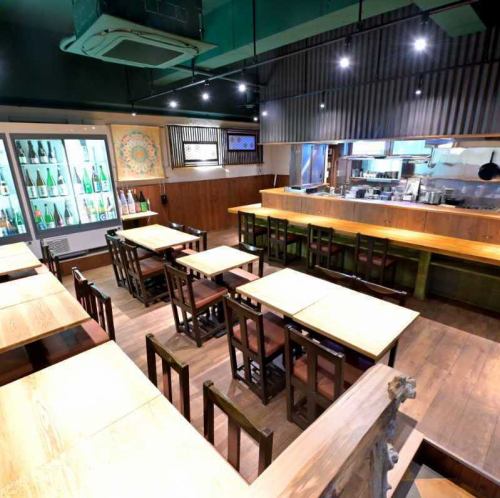 テーブル席とカウンター席