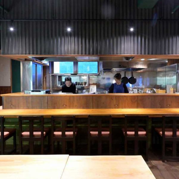 カウンター席でゆったりと日本酒をお楽しみいただけます♪