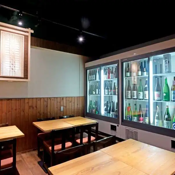 冷蔵庫からセルフで注ぐスタイルの「日本酒飲み放題」！オーナー厳選の銘柄の純米酒や大吟醸もラインナップ！飲み比べもお楽しみいただけます◎日本酒好きはもちろん、日本酒初心者の方にもスタッフがお客様の好みに合う一杯をご提案しますので、迷った時には気軽にご相談ください！