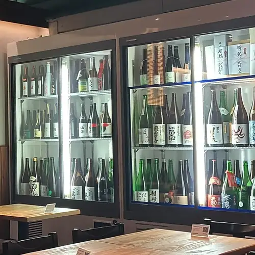 お好きな日本酒を自由に大型冷蔵庫から取り出していただき、好きな量だけ注ぐセルフスタイル♪飲み比べも◎