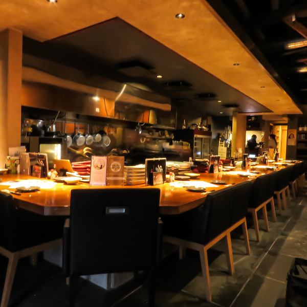 煌々とした灯りが料理を更に引き立たせる、雰囲気抜群のゆったりとした席が特徴のカウンター。デートや大切な方のお誕生日、記念日のお祝い事にもおススメです。