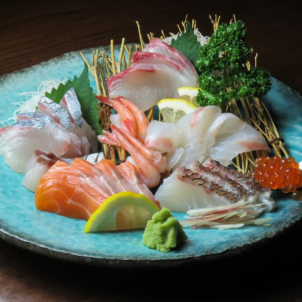 市場から仕入れる新鮮な鮮魚の刺盛2300円（税込）