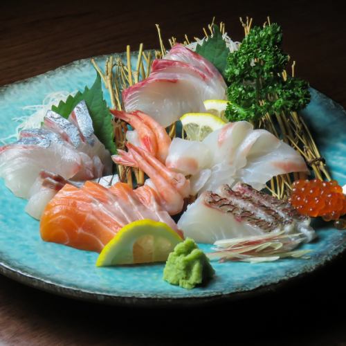 市場新鮮魚生魚片拼盤 2,300日圓(含稅)