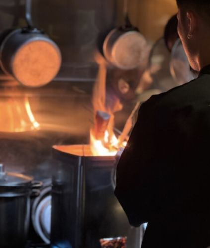 [Super fresh] Enjoy fresh bonito delivered directly from the market grilled over straw!
