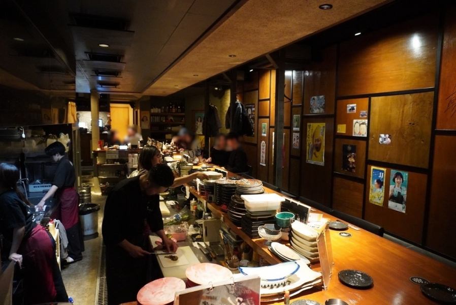 煌々とした灯りが料理を更に引き立たせる、雰囲気抜群のゆったりとした席が特徴のカウンター。デートや大切な方のお誕生日、記念日のお祝い事にもおススメです。