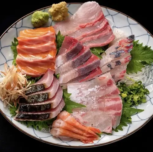 市場から仕入れる新鮮な鮮魚の刺盛2300円（税込）