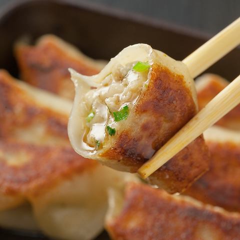 Mochisaku的“生饺子”很棒！还有许多其他类型，例如“生姜饺子”和“蒸饺子”♪
