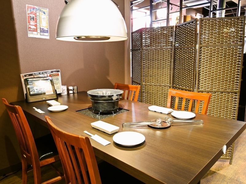 Why not relax with your friends at the tables in the back of the restaurant? We have three tables for four people, accommodating up to 12 people! It's perfect for a banquet with close colleagues, or an important dinner with your boss!