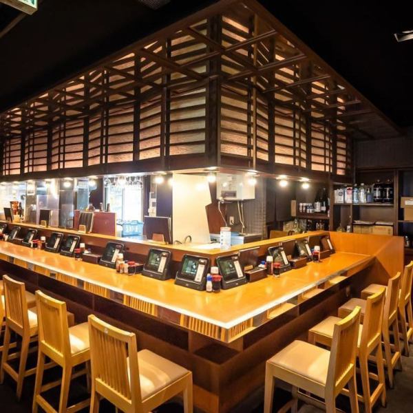 [Counter seats] The counter seats overlook the kitchen, allowing you to enjoy a live view of fresh fish being cooked.