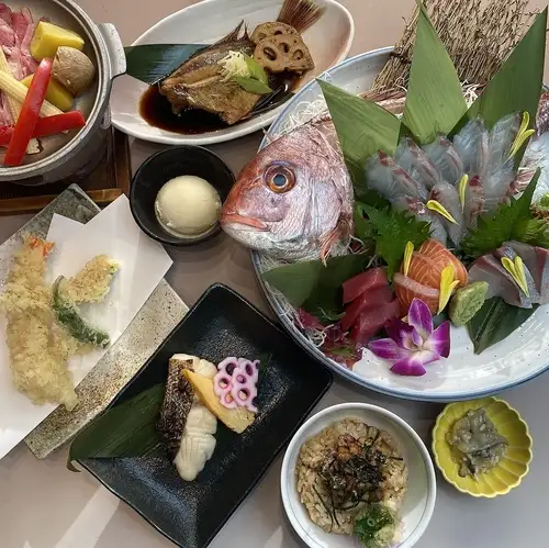享用我们精心准备的套餐菜单，品尝新鲜海鲜，更有无限畅饮选项！