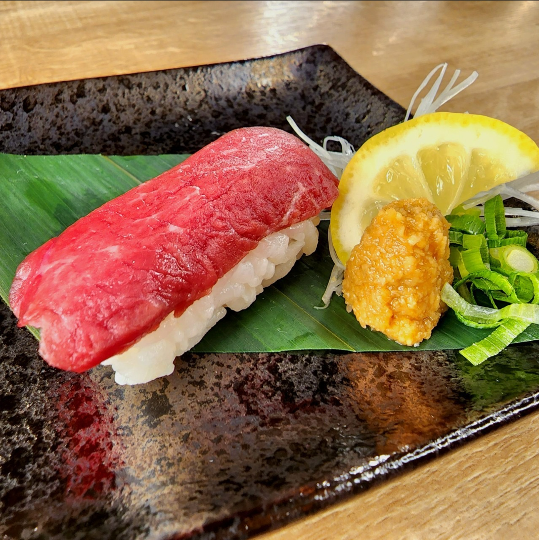 The meat sushi, which has many repeat customers, is grilled right in front of you ♪ Consistently available to order!!