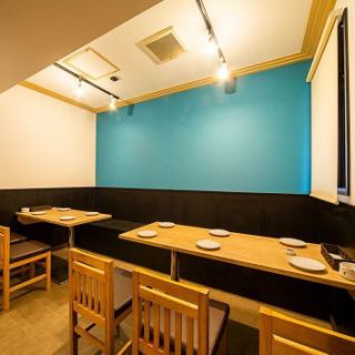 The entire private room has seats like this ♪ You can also separate it from the next seat with a curtain rail!