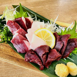 Assortment of three types of horse sashimi (red meat, mane, and futaegami)