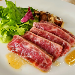 Kuroge Wagyu beef sirloin ~with mushroom and truffle sauce~