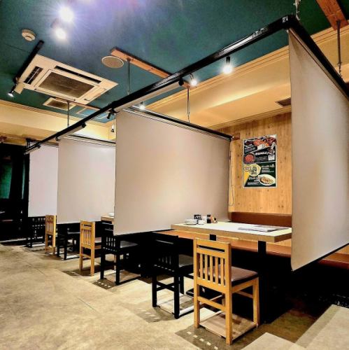 <p>BOX席はほぼ全卓がロールカーテンで仕切られ半個室仕様！ご予約人数に合わせて調節可能なので楽しい飲み会を存分に楽しめます。お席の配置はお気軽にスタッフまでご相談ください。</p>