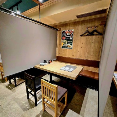 我們明亮舒適的餐桌椅最多可容納 18 人。這裡有四張桌子，每張桌子可坐四人，它們可以連在一起，也可以分開擺放。推薦用於公司聚會、慶祝活動等類似場合。我們可以接待8人、12人或16人的團體！