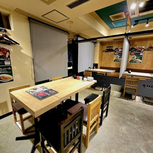 我們也有雙人桌！非常適合約會，而且我們營業到凌晨2點，所以如果您想多喝幾杯，這裡也是個不錯的選擇♪