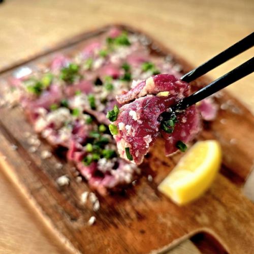 羊肉韃靼配新鮮磨碎的山芥末和松露醬油。