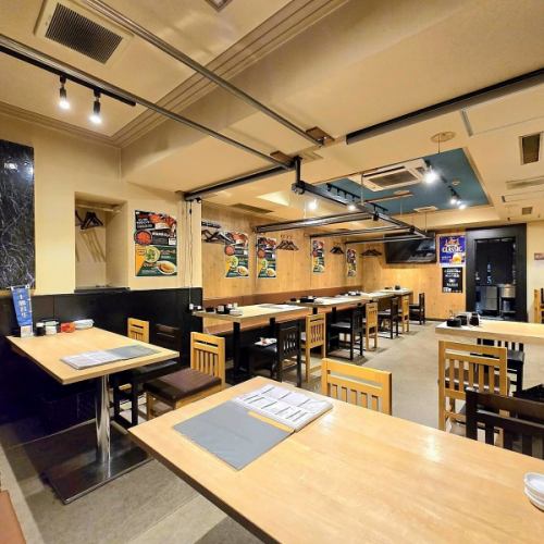 <p>明るい雰囲気のテーブル席は最大18名様まで。4名掛けのテーブルが４卓あり、人数に合わせてセットさせていただきます！会社宴会、各種打ち上げなど、様々なシーンにお使いいただけます。</p>