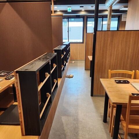 お一人様でも気兼ねなく焼肉を楽しめるカウンター席や、広々としたテーブル席を完備しております。さらに、靴を脱いで足を伸ばせるお座敷席は、小さなお子様連れのお客様にも快適にお過ごしいただけるようキッズチェアをご用意しました。多様なニーズに寄り添う空間づくりで、心地よいひとときを提供いたします♪