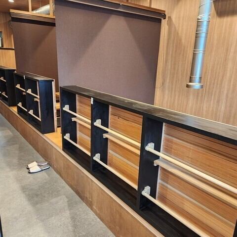 ご家族での団らんや親しいご友人との食事はもちろん、歓送迎会などの賑やかな宴会利用にも最適な環境が整っています。幅広い人数やシーンに対応可能な店内で、活気ある時間をお過ごしください。落ち着いた雰囲気の中で、こだわりの料理を囲みながら会話が弾むこと間違いありません。皆様のご来店をお待ちしております!