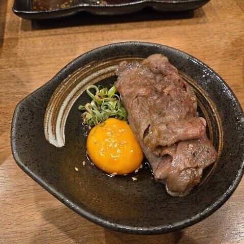 【卵との相性抜群です!】サッと炙って贅沢に絡める逸品♪「和牛すきしゃぶ卵と共に…(1枚)」 759円(税込)