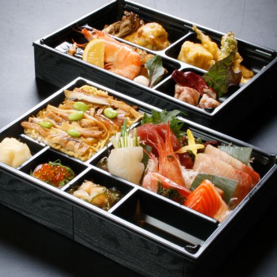 仅限外卖的“Utageju” *将宴会食品分两层包装的产品。