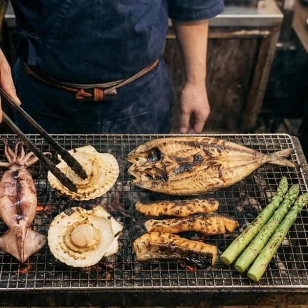 We have counter seats available, perfect for solo diners.We also have a menu specifically for single diners.You can relax and enjoy watching the seafood being grilled over charcoal from the counter.