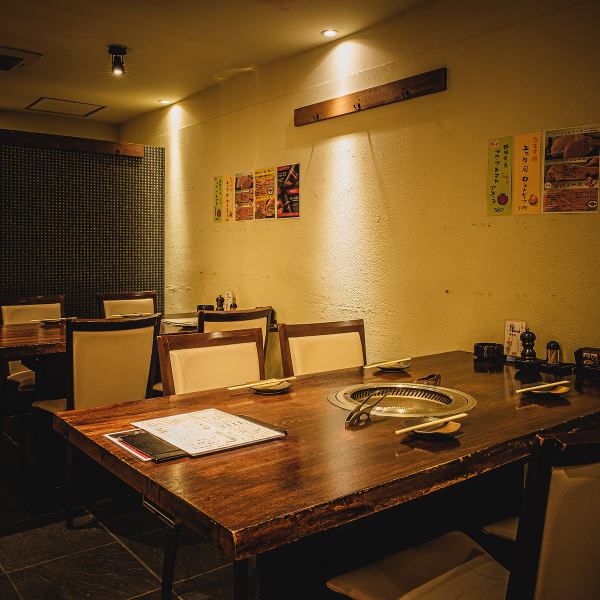 Spacious table seats for 2 to 6 people, up to 20 people are possible.The first floor can be reserved for 20 people.Because it is reserved on the floor, you can enjoy a banquet in a space like a private room.