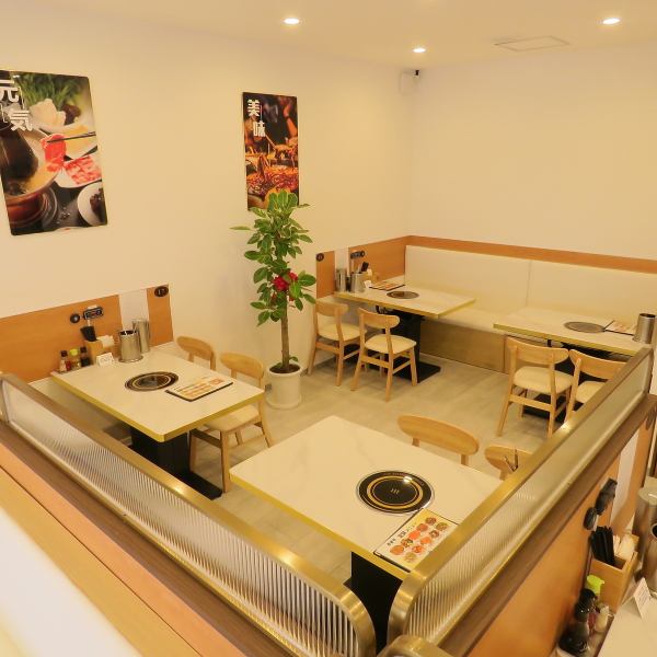 席と席の間に非常に高い仕切りを設置。周囲を気にせず食事に集中できるため、会話や料理をゆっくり楽しめます。どのテーブルも互いに干渉しにくい設計で、友人同士の食事や会社の集まりにもおすすめ。程よいプライベート感がありながら、宴会利用にも対応できる快適な空間です。