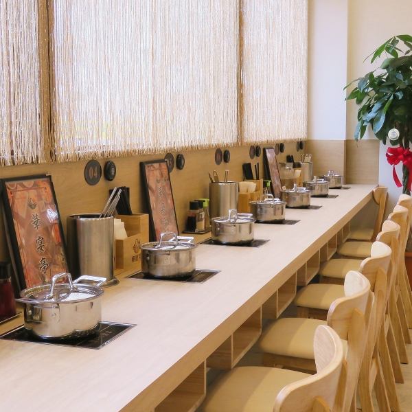 カウンター席では、一人でも本格火鍋を気軽に楽しめるのが魅力。自分のペースでゆっくり味わえるため、仕事帰りの食事や軽く飲みたい時にも最適です。周囲を気にせず利用でき、初めての方でも入りやすい落ち着いた雰囲気が魅力です。