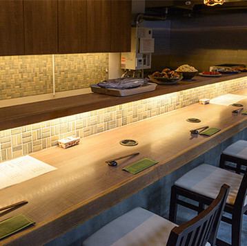 横丁の活気がありながらも、当店は比較的落ち着いた雰囲気のため、賑やかすぎずゆっくりと会話を楽しみたい方にもおすすめです◎1階にはおひとり様はもちろん、大切な方とのデートにも最適なカウンター席をご用意しております！