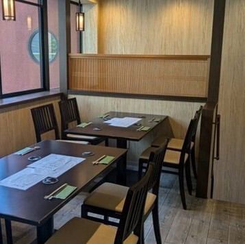 木を基調とした、温かみのある和モダンな店内♪2階にはテーブル席を完備しており、最大12名様程度までの貸切宴会も承っております！人数・ご予算など、ぜひお気軽にお問い合わせくださいませ！ご予約お待ちしております！
