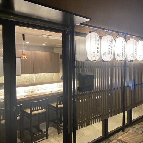 天満駅から徒歩約5分の“裏天満天神横丁”に位置する当店は、徳利に「庄」と書かれた看板と赤い提灯が目印◎店外からも明るい店内の様子が垣間見えますので、初めての方でも安心してご入店いただけます！ぜひお気軽にお立ち寄りください！