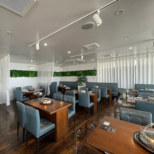 [Indoor seating] OK for small to 65 people! Sit comfortably on the sofa and enjoy the atmosphere of a resort party in a tropical resort! Enjoy various banquets, parties, girls' night out, family meals, regular lunches, etc. please.