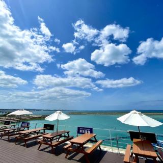 [Terrace seats] The terrace seats that overlook the scenery of the Chatan coast from Mihama American Village to the sandy beach at 270 ° are very popular as a date spot.
