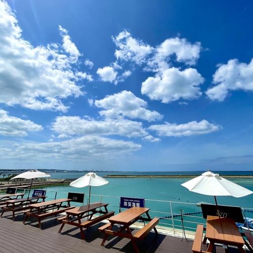 [Terrace seats] The terrace seats that overlook the scenery of the Chatan coast from Mihama American Village to the sandy beach at 270 ° are very popular as a date spot.