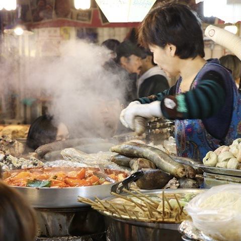 소유자는 시장 경매에 참가하고 재료를 음미 구입합니다.