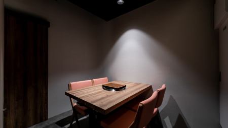 This is a semi-private room that can seat 2 to 4 people.The seats are separated by walls, so you can enjoy your meal without worrying about your surroundings.Our semi-private seating offers plenty of privacy and is recommended for gatherings with friends who enjoy chatting! Spend a comfortable time in this clean, chic and elegant space◎