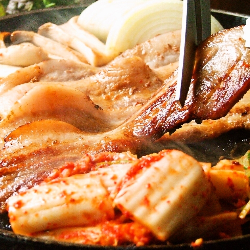 두꺼운 일본 돼지를 온돌 돌구이로 호쾌하게…