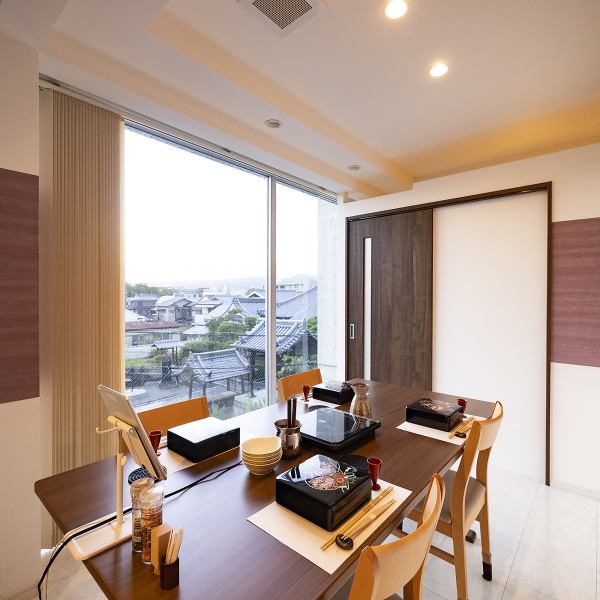 【和のやすらぎを感じる空間づくり◎】洗練された大人の雰囲気が漂う店内は、普段使いだけではなく、接待や会食、記念日やデートなど、さまざまなシーンでご利用いただけます。料理の美味しさはもちろんのこと、心地よい空間と真心こめた接客で、より一層素敵な日になるように精一杯サポートさせて頂きます。