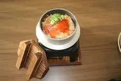 サーモンとイクラの釜飯