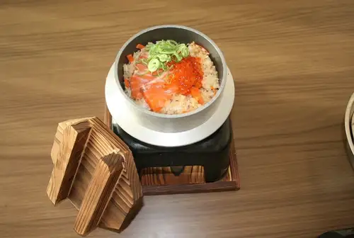 サーモンとイクラの釜飯