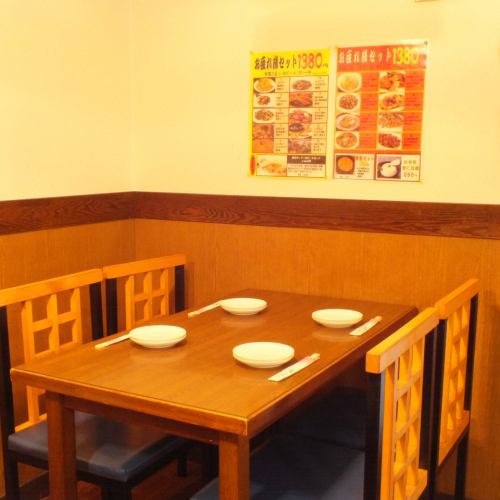 4名様テーブルです。美味しい本格中華料理とドリンクをお楽しみください。