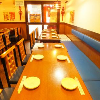 3名様テーブルです。美味しい本格中華料理とドリンクをお楽しみください。※お写真はイメージです。