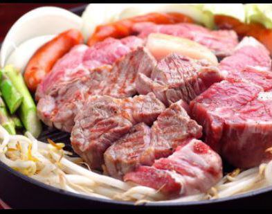 厚切りのお肉からあふれる肉汁...