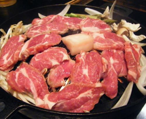 脂が落ちる形状になっている特殊鍋でジンギスカン♪