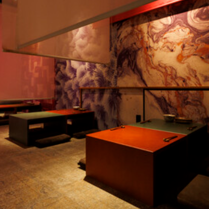 にじり口から出入りする、情緒あふれる空間。デートはもちろん、女子会・少人数の飲み会にもご利用いただける半個室のお席です。レイアウトは自由自在ですので、団体様でのご利用をご検討中の方はぜひご相談ください♪