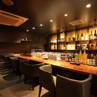 カウンターで肩を寄せ合い、至高の出汁と日本酒に酔いしれる特等席でデートの雰囲気が盛り上がること間違いなし。